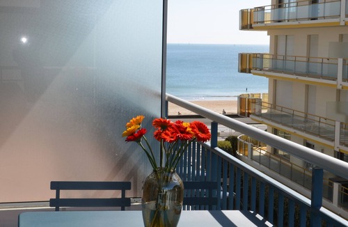 La Baule-Escoublac Apartment | La Baule Centre, 50 m de la Plage, Très Beau T2 au Calme, Balcon vue Mer et Pins