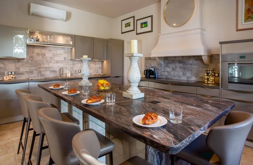 Rieux-Minervois Villa | La Belle Demeure - Six Bedroom Villa, Sleeps 12