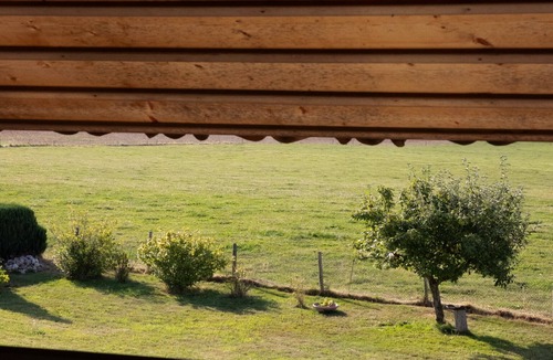 Cottens House | La Belle Ferme Dans la Prairie Face aux Alpes Suisses