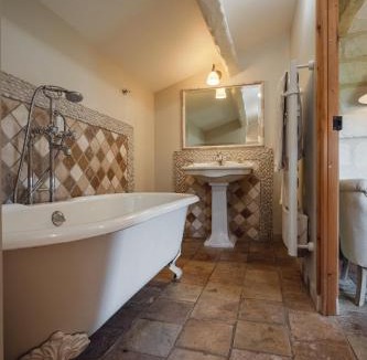 Saint-Hilaire-d'Ozilhan Hotel | La Belle Vie