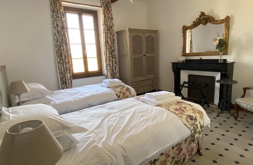Le Somail Bed & Breakfast | La Bergerie Antoine Laurier Rose King Room - Deluxe South of France Experience