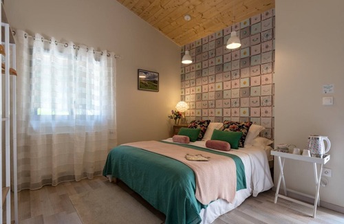 Saint-Pons Bed & Breakfast | 'La Bergerie' Guest Room with Mountain View, Shared Pool and Wi-Fi