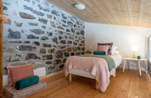 Saint-Pons Bed & Breakfast | 'La Bergerie' Guest Room with Mountain View, Shared Pool and Wi-Fi
