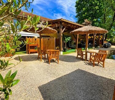 Montclera House | La biche au bois piscine chauffee jacuzzi