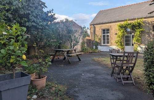 Les Landes-Genusson House | "La Bone École" guesthouse - La Récrée