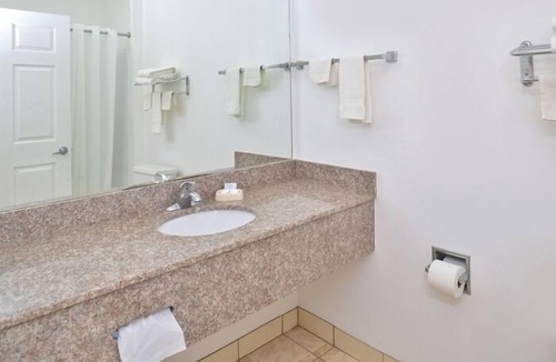 Girvin Hotel | La Bonita Inn And Suites