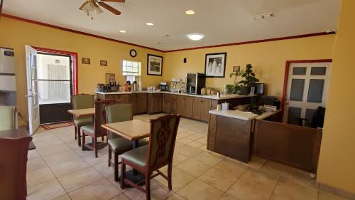 Girvin Hotel | La Bonita Inn & Suites - McCamey