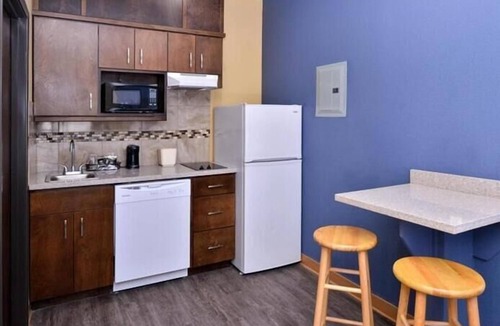 Crane Hotel | La Bonita Inn & Suites