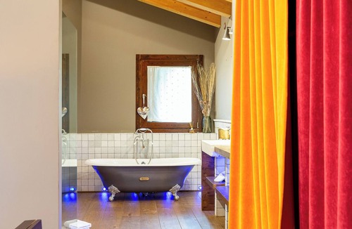 Prats Bed & Breakfast | La Borda del Pi I Del Pi Deluxe Suite I Breakfast Included