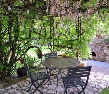 Cours House | La Bougainvilliére