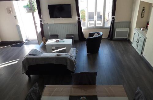 Mazieres-en-Gatine House | la bouquetiere