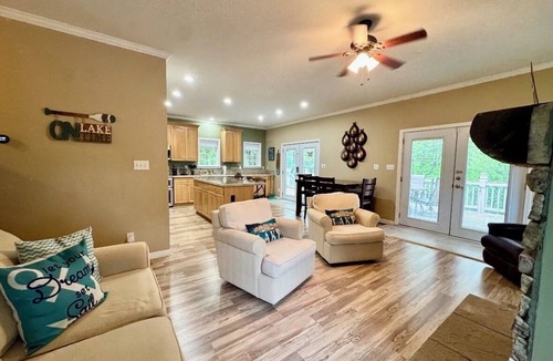 Smith Mountain Lake House | La Buena Vida Retreat Hot Tub Game Room Fire Pit