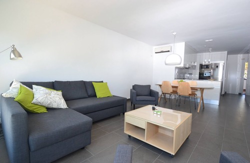 Sitges Apartment | La Bufera - Sleeps 6, three bedrooms , 2 bathrooms , balcony, comunal Pool.