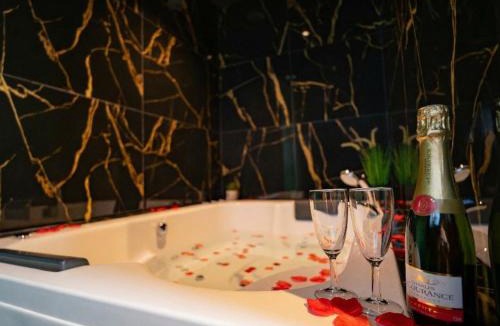 Saint-Omer Apartment | La Bulle Émeraude - Jacuzzi, Terrasse, Parking privé et gratuit