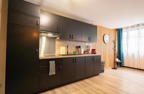 Saint-Omer Apartment | La Bulle Émeraude - Jacuzzi, Terrasse, Parking privé et gratuit