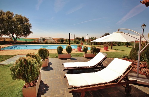 Ciruelos de Cervera House | La Calandria Villa, Ribera DUERO & RIOJA wine, 9BD, Pool, Padel, BBQ