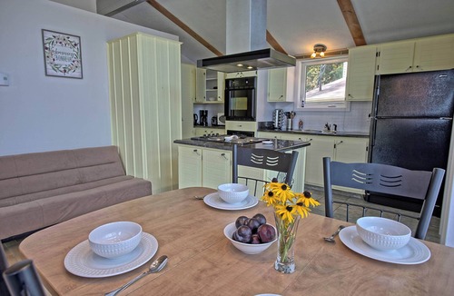 Saint-Gabriel-de-Valcartier Ski Chalet | Lakeside cottage Balcony, view & family room