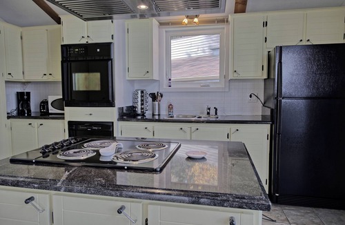 Saint-Gabriel-de-Valcartier Ski Chalet | Lakeside cottage Balcony, view & family room
