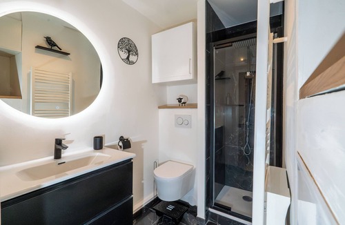 Matabiau Apartment | La Cabane 3 minutes walk from Matabiau metro station!