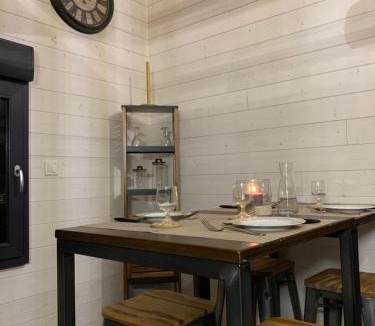 Chaille-sous-les-Ormeaux Ski Chalet | La Cabane de Piquet