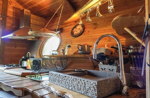 Pietroso Cabin | La cabane du bandit (tree house with Jacuzzi)