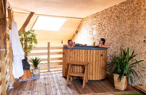 Vellerot-les-Vercel Bed & Breakfast | La Cabane et SPA Chez Jules