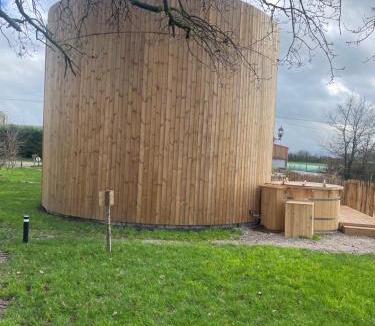 Les Landes-Genusson House | La Cabane Tonneau - Les Pieds dans le Pré