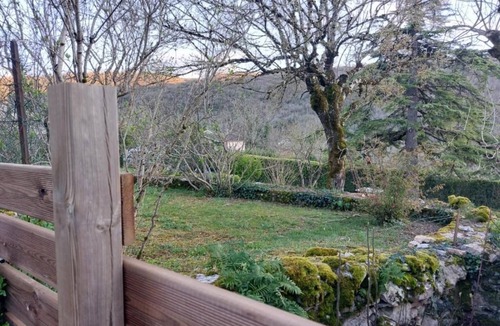 Bruniquel Apartment | La Cachette des Amoureux, Charming Stone House with Jacuzzi