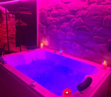 Hastings Villa | La Cachette Secrète - Maison romantique avec Balnéo et Sauna Privatif à Caen en Normandie