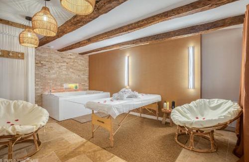 Cahors Old Town Villa | La Cadurcienne "Love room" jacuzzi & pièce secrète Cahors centre historique