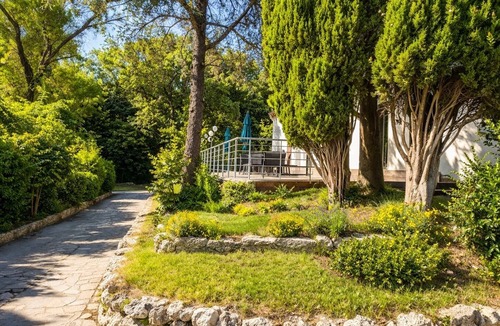 Montferrier-sur-Lez Villa | La Calade: Villa in the shade of oak trees