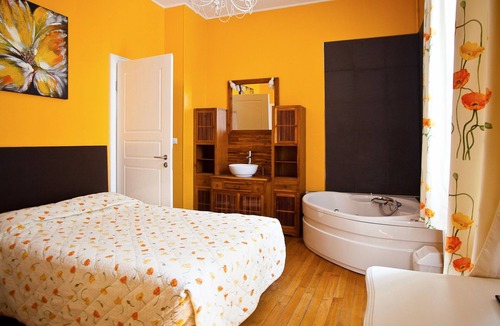 Vitry-le-Francois House | La Camomille | Double with Jacuzzi