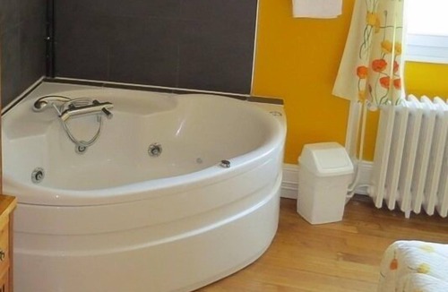 Vitry-le-Francois House | La Camomille | Double with Jacuzzi