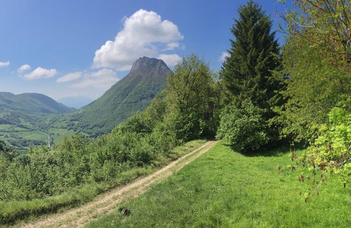 Quaix-en-Chartreuse House | La Canopée de Chartreuse, a home with a terrace perched in a tree