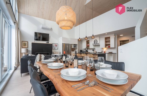 Shannon Ski Chalet | La Casa de Campo | Luxury, Comfort & Private hot tub near Quebec