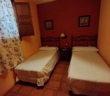 Condemios de Abajo House | La Casa de los Gatos