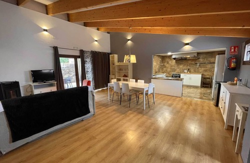 Madarcos House | La Casa del Baile es Casa Encantadora de Estilo Moderno y Amplios Espacios