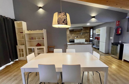 Madarcos House | La Casa del Baile es Casa Encantadora de Estilo Moderno y Amplios Espacios