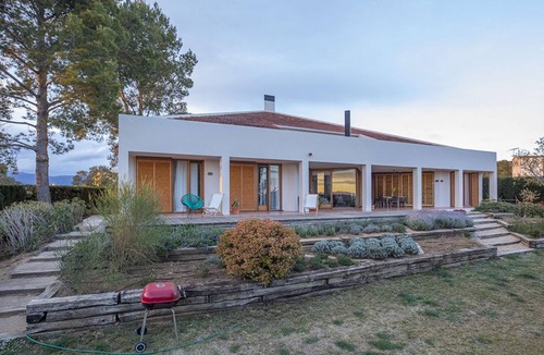 Garriguella House | ⛱ △ LA CASA DEL TRIANGLE - Design Vacation Villa with scenic views and pool