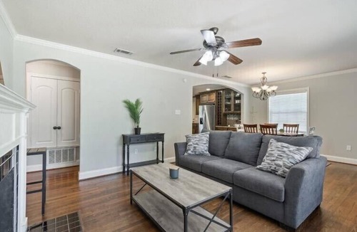 Austin Ave. House | La Casa Roja - Pet-Friendly - 3BR Home - Walk to Castle & Downtown Waco