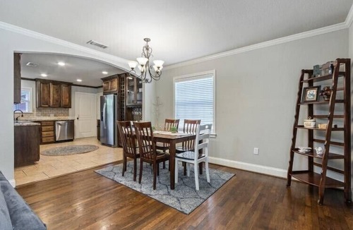 Austin Ave. House | La Casa Roja - Pet-Friendly - 3BR Home - Walk to Castle & Downtown Waco
