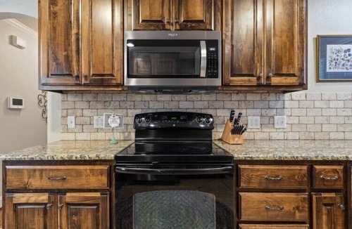 Austin Ave. House | La Casa Roja - Pet-Friendly - 3BR Home - Walk to Castle & Downtown Waco