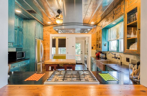 Monte Vista House | La Casa Rosada - Conveniently Located and Hot Tub!