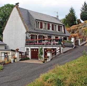 Saint-Genes-Champespe Apartment | La Cascade Fleurie