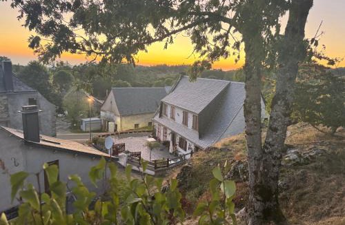 Saint-Genes-Champespe Apartment | La Cascade Fleurie