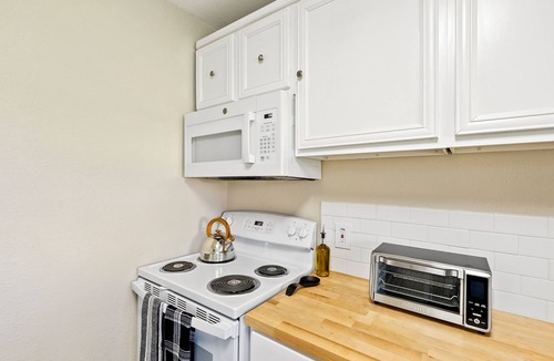 Seguin House | La Casita Blanca - Blocks away from downtown Seguin!