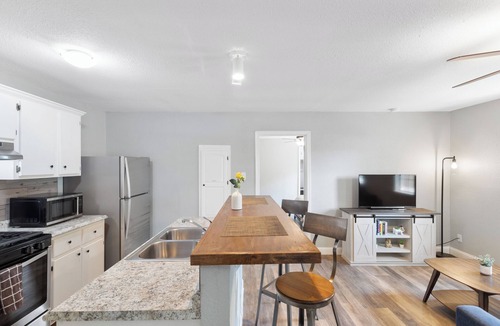 Buda Cottage | La Casita - Cozy Stay w/yard and Fast Wi-Fi
