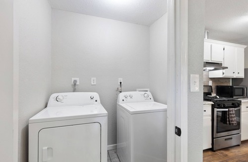 Buda Cottage | La Casita - Cozy Stay w/yard and Fast Wi-Fi