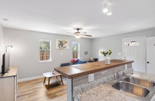 Buda Cottage | La Casita - Cozy Stay w/yard and Fast Wi-Fi