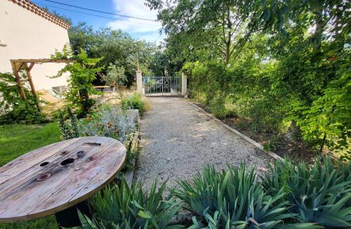 Saint-Etienne-du-Gres Apartment | La Casita